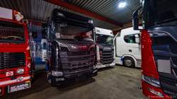 20251019-Tom-Holding-00435